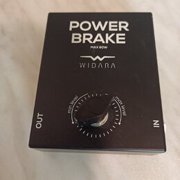 Černý obdélníkový kytarový pedál s nápisy POWER BRAKE, MAX 60W a logem WIDARA. Uprostřed se nachází černý otočný knoflík s označením min level a max…