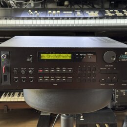 Černý rackový syntetizátor s nápisem KORG DSM-7 DIGITAL SAMPLING SYNTHESIZER MODULE. Přístroj má v horní části zelený LCD displej s textem CMB01:POWE…