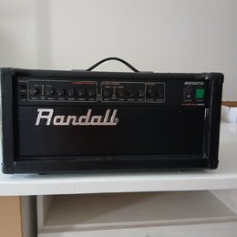Černý kytarový zesilovač s bílým nápisem Randall na přední straně. V horní části je ovládací panel s modely a nápisy OVERDRIVE CHANNEL, CLEAN CHANNEL…