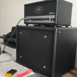 Černý kytarový kombo zesilovač s látkovou mřížkou a ovládacím panelem. Na přední straně je bílé logo "Peavey" v oválu a nápis "800". Pod ovládacími p…