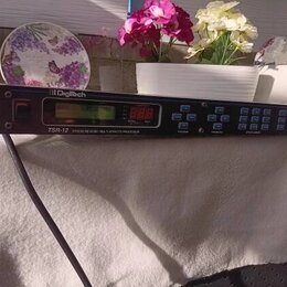 Černý rackový efektový procesor s digitálním displejem a řadou tlačítek. Na předním panelu jsou nápisy Digitech, TSR-12 a STUDIO REVERB / MULTI-FX EF…
