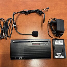Sada bezdrátového mikrofonu v černé barvě. Obsahuje přijímač s nápisem RH SOUND a Wireless MIC Receiver, vysílač s nápisy RH SOUND, Model: UHF a S/N:…