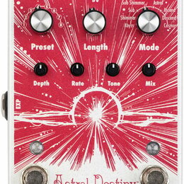 Kytarový efekt pedál s červeným povrchem a bílým grafickým motivem. Na spodní části je nápis Astral Destiny a EarthQuakerDevices. Ovládání tvoří dva…