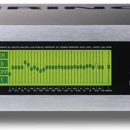 Stříbrný rackový procesor s nápisem ULTRA-CURVE PRO DIGITAL 24-BIT DUAL-DSP MAINFRAME MODEL DSP 8024. Zařízení má zelený LCD displej s texty METER, F…