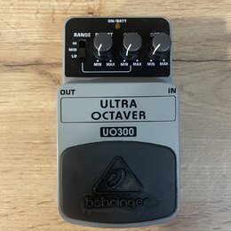 Šedý kytarový efekt s černým gumovým pedálem. Na šedém těle je nápis ULTRA OCTAVER UO300 a na gumové části logo behringer. Ovládací panel obsahuje př…
