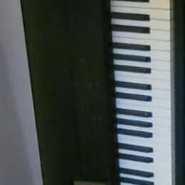 Černý elektronický klavír s bílými a černými klávesami. Na horní části je viditelný nápis KORG. V dolní části se nachází malý displej.