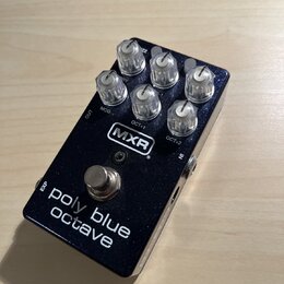 Tmavě modrý kytarový efekt s třpytivým povrchem a stříbrným spínacím pedálem. Na šasi je bílý nápis poly blue octave a logo MXR. Zařízení má šest ovl…
