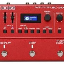 Červený loop station s nápisem BOSS a označením LOOP STATION RC-500. Zařízení má digitální displej s nápisem 99 Memory 99, dva posuvníky, dva otočné…