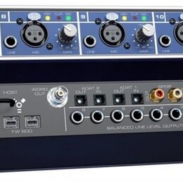 Dvě fotografie rackového audio rozhraní značky RME model Fireface 800. Přední panel je modrý s ovládacími prvky, v nichž jsou vidět nápisy RME a Fire…