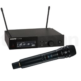 Černý bezdrátový receiver s dvěma anténami a doprovodný ruční mikrofon. Na receiveru je nápis SHURE SLXD4 a displej zobrazující hodnoty Shure1, 01, C…