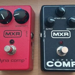 Dvě kytarové efektové pedály značky MXR. Levý je červený s nápisem dyna comp a dvěma ovládacími knoflíky OUTPUT a SENSITIVITY. Pravý je černý s nápis…
