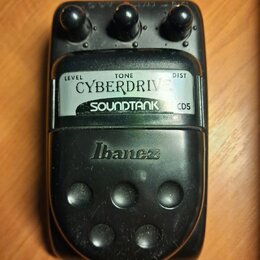 Černý kytarový efekt pedál s nápisem CYBERDRIVE a SOUNDTANK CD5. Na spodní části je vyrazeno logo Ibanez. Pedál má tři ovládací knoflíky s popisky LE…