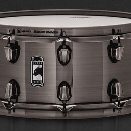 Kovový snare drum v šedém, broušeném provedení s chromovaným obručím a ladicími šrouby. Na korpusu je umístěno černé logo s bílým nápisem BLACK PANTH…