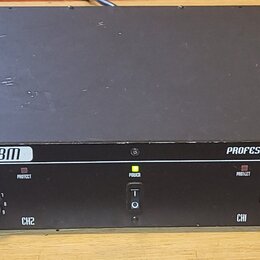 Černý rackový koncový zesilovač s nápisy CF1000 BM a PROFESSIONAL POWER AMP. Na předním panelu jsou umístěny ovládací prvky pro kanály CH1 a CH2, vyp…