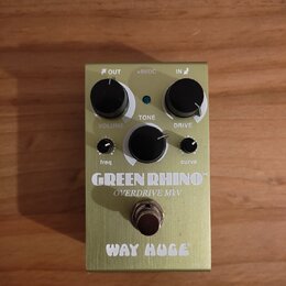Kytarový efekt pedál v olivově zelené barvě s kovovým šasi. Na povrchu jsou nápisy WAY HUGE, GREEN RHINO a OVERDRIVE MKV. Zařízení má tři hlavní otoč…