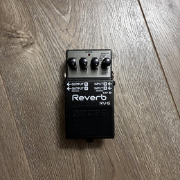 Černý kytarový efekt reverb značky Boss, model RV-5. Na horní straně jsou tři ovládací knoflíky s popisky LEVEL, TONE a TIME, kontrolka CHECK a přepí…