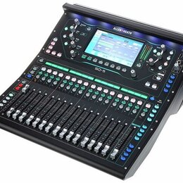 Digitální mixážní pult černé barvy s displejem a řadou posuvníků. Na horní části je bílý nápis ALLEN & HEATH a pod displejem označení SQ-5. Zařízení…