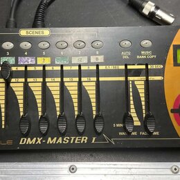 Černý DMX kontrolér s goldenovým panelem na pravé straně. Na spodní liště je bílý nápis STAIRVILLE DMX-MASTER I. Zařízení obsahuje řadu posuvníků, tl…