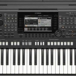 Černý digitální klavír s bílými a černými klávesami. Na horní části je nápis YAMAHA a model PSR-S770, uprostřed se nachází displej s ovládacími tlačí…