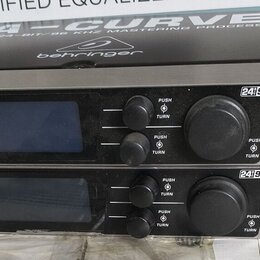 Dvě identické rackové jednotky značky behringer s nápisem ULTRA-CURVE PRO a označením modelu DC2496. Každé zařízení má centrální displej, několik tla…