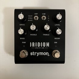 Černý kytarový pedál s nápisy IRIDIUM, amp & ir cab a značkou strymon. Na horní straně jsou čtyři ovládací knoflíky s popisky DRIVE, MIDDLE, TREBLE a…