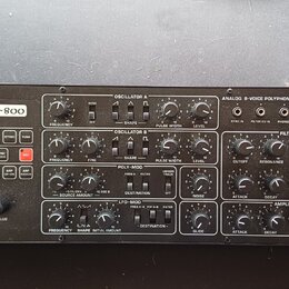 Černý analogový polyfonní syntetizátor s nápisem Pro-800 a logem behringer. Přední panel obsahuje početné otočné knoflíky, posuvníky a tlačítka pro o…