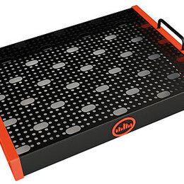 Černý obdélníkový pedalboard s oranžovými bočními hranami a dvěma rukojemi. Horní plocha je perforovaná s pravidelným vzorem otvorů a oválů. Na předn…