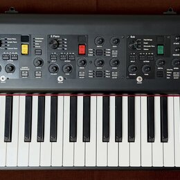 Černý digitální klavír s bílými a černými klávesami. Na levé straně je nápis YAMAHA a vpravo nápis STAGE PIANO CP73. Horní panel obsahuje množství tl…