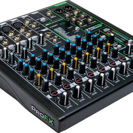 Černý mixovací pult s ovládacími prvky v podobě posuvníků a otočných knoflíků. Na přední straně je nápis PROfX, v horní části jsou vidět označení USB…