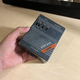 Šedý kovový box s nápisem ACTIVE DI-BOX a oranžovým logem klotz. Na horní straně jsou přepínače s popisky Atten. Off 20dB / On 40dB, Phase 0 / Rev a…