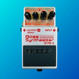 Stříbrný kytarový pedál s nápisem Bass Synthesizer SYB-3. Na horní straně jsou čtyři černé ovládací knoflíky a červená kontrolka CHECK. V dolní části…