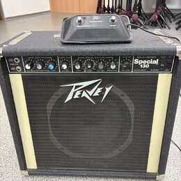 Kytarový kombo zesilovač značky Peavey s modelem Special 130. Má černý kryt, bílou mřížku reproduktoru a ovládací panel s několika potenciometry a př…