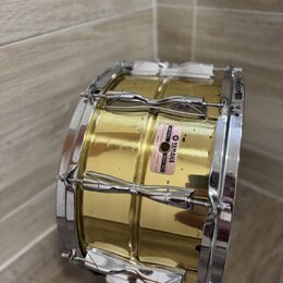 Zlatý kovový buben s chromovaným kováním. Na boku je nalepená štítková nálepka s nápisy MODEL, SER. NO a MADE IN JAPAN, přičemž u modelu je uvedeno 1…