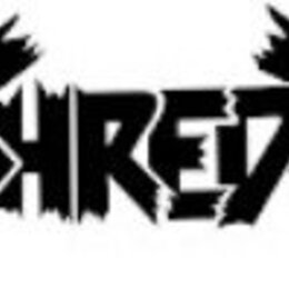 Černobílý obrázek s nápisem SHREDDR v agresivním, hranatém stylu připomínajícím metalové logo. Text je proveden černou barvou na bílém pozadí s roztr…