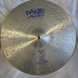Kovový činel s kmitavým, kladivkovaným povrchem. Na povrchu je modrý nápis PAiste Masters a dále text MELLOW RIDE 20" doprovázený nápisem BlueBird a…