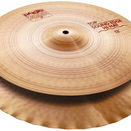 Sada hi-hat činelů z mosazi s viditelným broušením. Na horním činely jsou červené nápisy „paiste 2002“, „MADE IN SWITZERLAND“ a „TOP SOUND EDGE HI-HA…