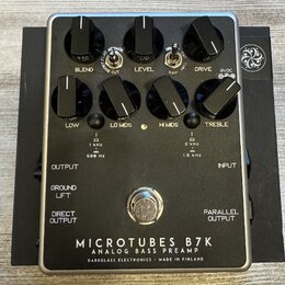 Černý kytarový pedál s kovovým rámem a nápisem MICROTUBES B7K ANALOG BASS PREAMP DARKGLASS ELECTRONICS - MADE IN FINLAND. Zařízení má osm ovládacích…