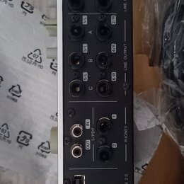 Zadní strana bílého audio rozhraní s různými konektory. Jsou zde nápisy MIC/LINE/HI-Z, LINE INPUT, LINE OUTPUT, PHONES, S/PDIF, USB 2.0 a 2TR IN. V h…