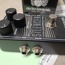 Černý kytarový efekt s nápisy THE SILENCER, noise gate/effects loop a electro-harmonix. Na horní straně jsou tři černé oválné kontrolní knoflíky s po…