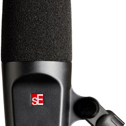 Černý dynamický mikrofon s nasazenou černou větrolnicí. Na těle je červenobílé logo s nápisem SE a níže bílý text Dynacaster DCM 6. Mikrofon je upevn…