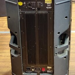 Zadní strana černého aktivního subwooferu v plastovém pouzdře. V horní části je ovládací panel s nápisy INPUT, OUTPUT, LINE/MIXED, PHASE a LOW CUT /…