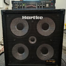 Černý basový reproduktor s kovovou mřížkou, na které je bílý nápis Hartke a v pravém dolním rohu žlutý štítek XL Series 4.5XL. Nad reproduktorem je u…
