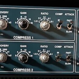 Rackový procesor s nápisem 369 DISCRETE PRECISION STEREO LIMITER COMPRESSOR a logem behringer. Zařízení obsahuje dvě identické sekce s ovládacími prv…