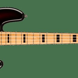 Elektrická basová kytara s tělem v provedení sunburst a černým pickguardem. Na hlavě hředu je viditelný nápis Squier JAZZ BASS. Hmatník je světle dře…