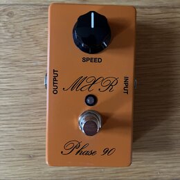 Kytarový efekt pedál v oranžové barvě. Na horní straně je černý oválný knoflík s nápisem SPEED, uprostřed logo MXR a v dolní části nápis Phase 90. Po…