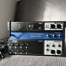 Černý rackový digitální mixér se dvěma moduly. Horní část obsahuje nápisy WIFI, LINE IN (L a R), USB PLAY, AFS2 AUTOMATIC FEEDBACK SUPPRESSION a AUX…
