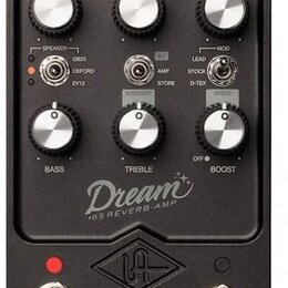 Černý kytarový pedál s nápisem Dream 65 REVERB-AMP. Obsahuje šest stříbrných otočných knoflíků s popisky VOLUME, REVERB, OUTPUT, BASS, TREBLE a BOOST…
