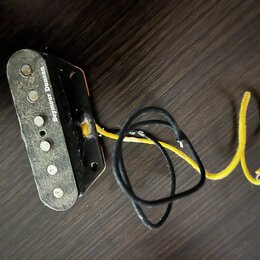 Černý elektrický kytarový snímač s pěti viditelnými póly. Na povrchu je bílý nápis Seymour Duncan. Ze spodní strany vedou dva elektrické vodiče, jede…