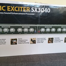 Krabice s produktem SONIC EXCITER SX3040, který je popsán jako Ultimate Stereo Sound Enhancement Processor. Na balení je zobrazen přístroj s dvěma id…