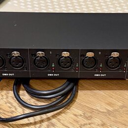 Černý rackový DMX splittery s nápisem OPTO BRANCH-4 a podtitulem 4 Way DMX-Booster. Na levé straně je logo ELATION, vypínač POWER a dvě kontrolky Lin…